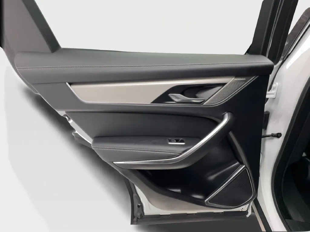 Jaguar F-PACE photo 29