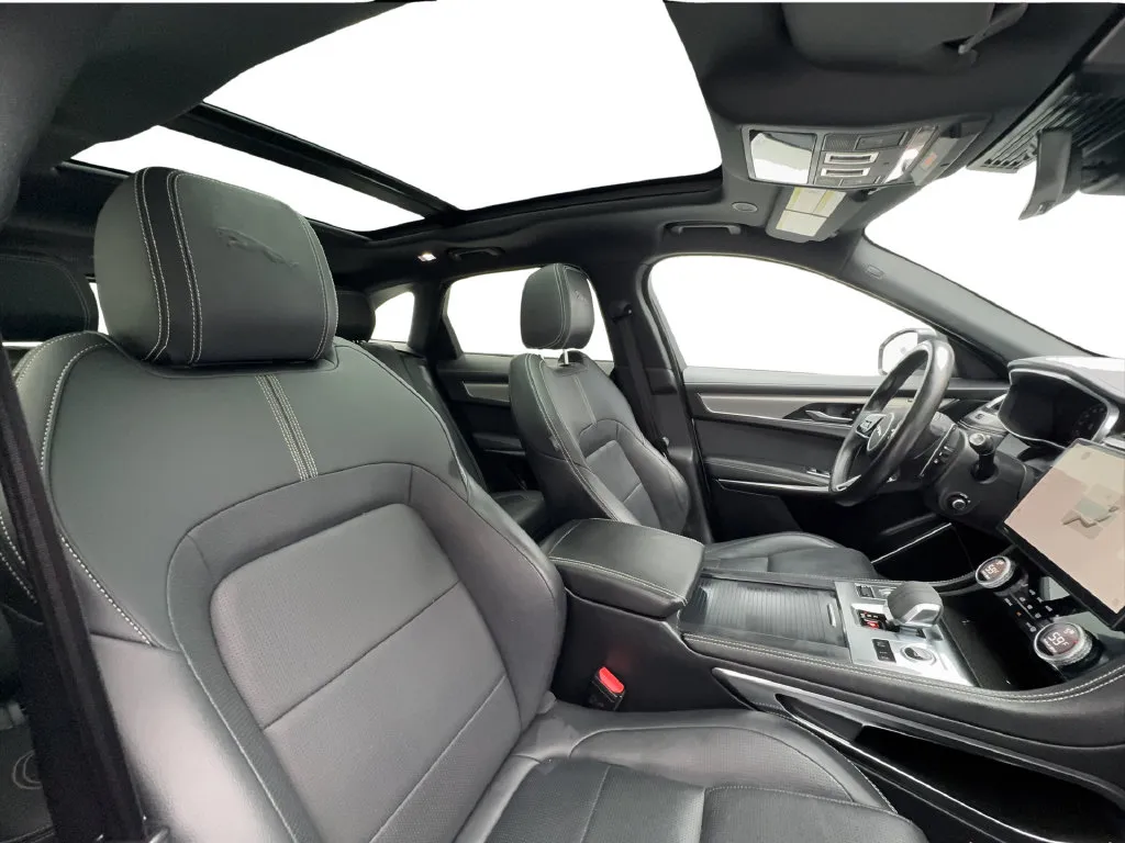 Jaguar F-PACE photo 34
