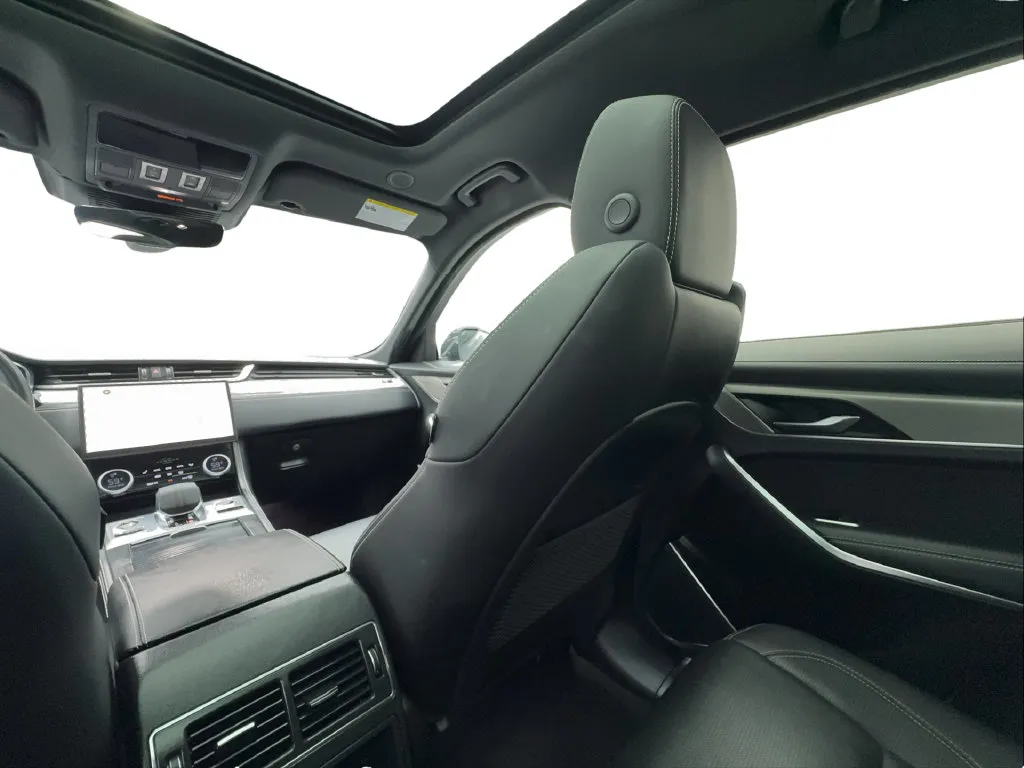 Jaguar F-PACE photo 44