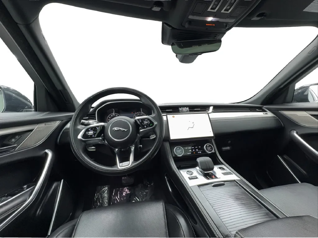Jaguar F-PACE photo 39