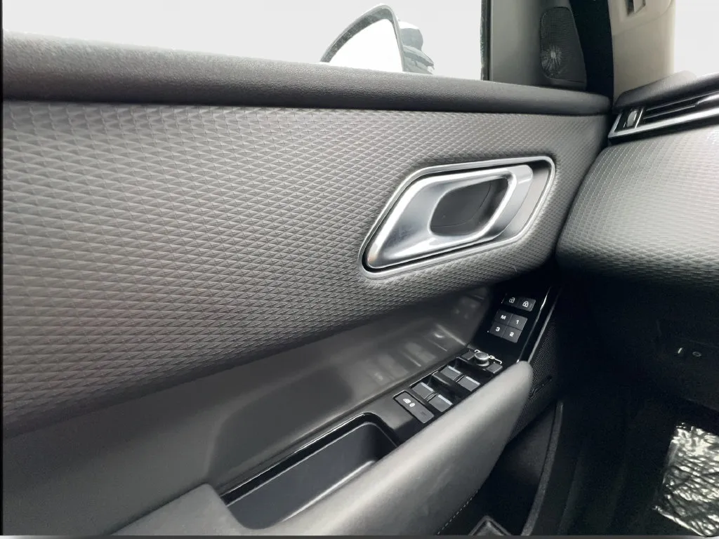 Land Rover Range Rover Velar photo 48