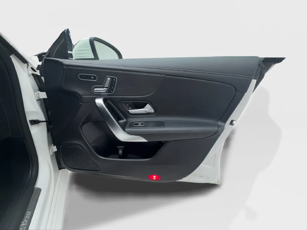 Mercedes-Benz CLA photo 33