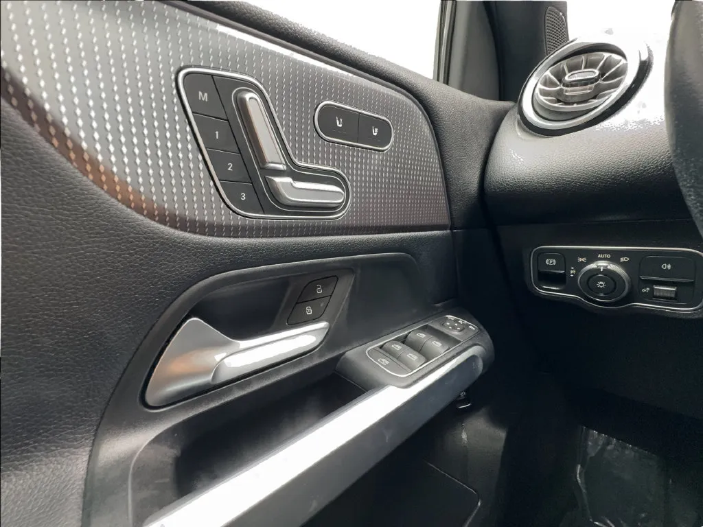 Mercedes-Benz EQB photo 49