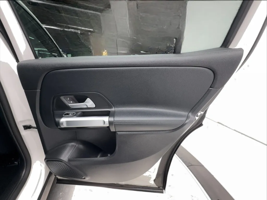 Mercedes-Benz EQB photo 32
