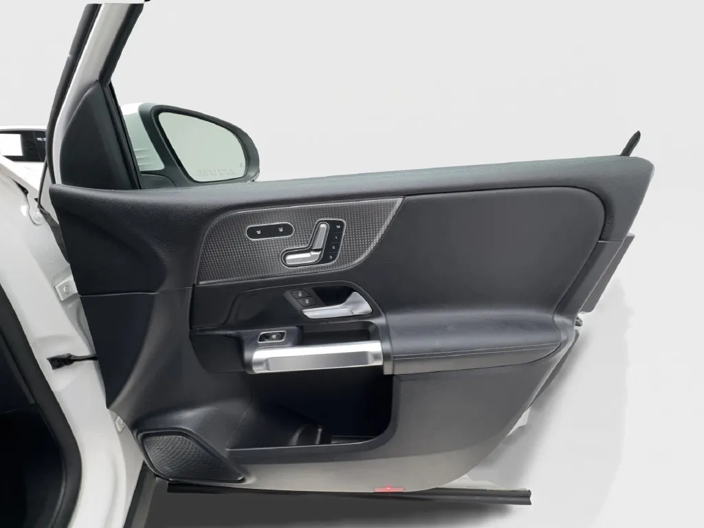 Mercedes-Benz EQB photo 35