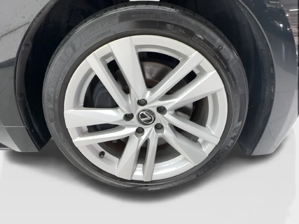 Lexus IS photo 16