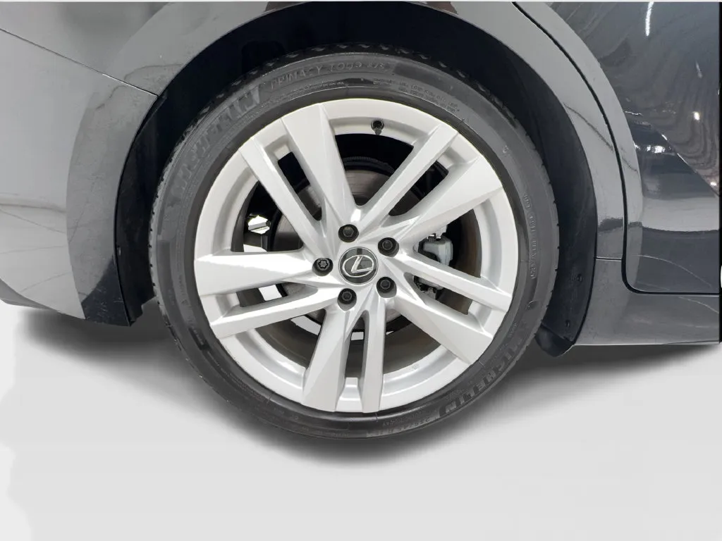 Lexus IS photo 15