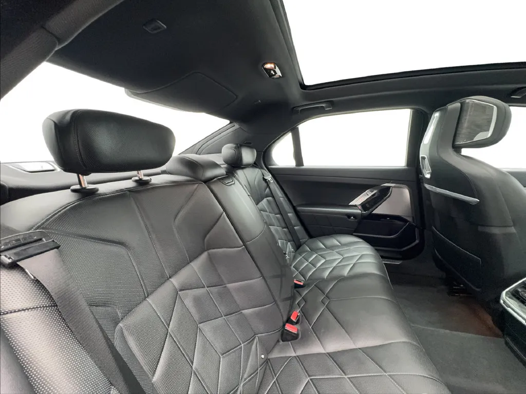 BMW 7 Series photo 30