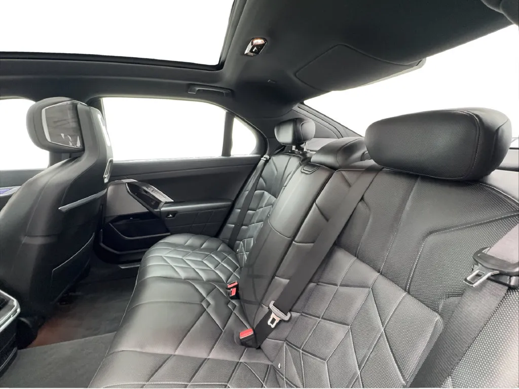 BMW 7 Series photo 27