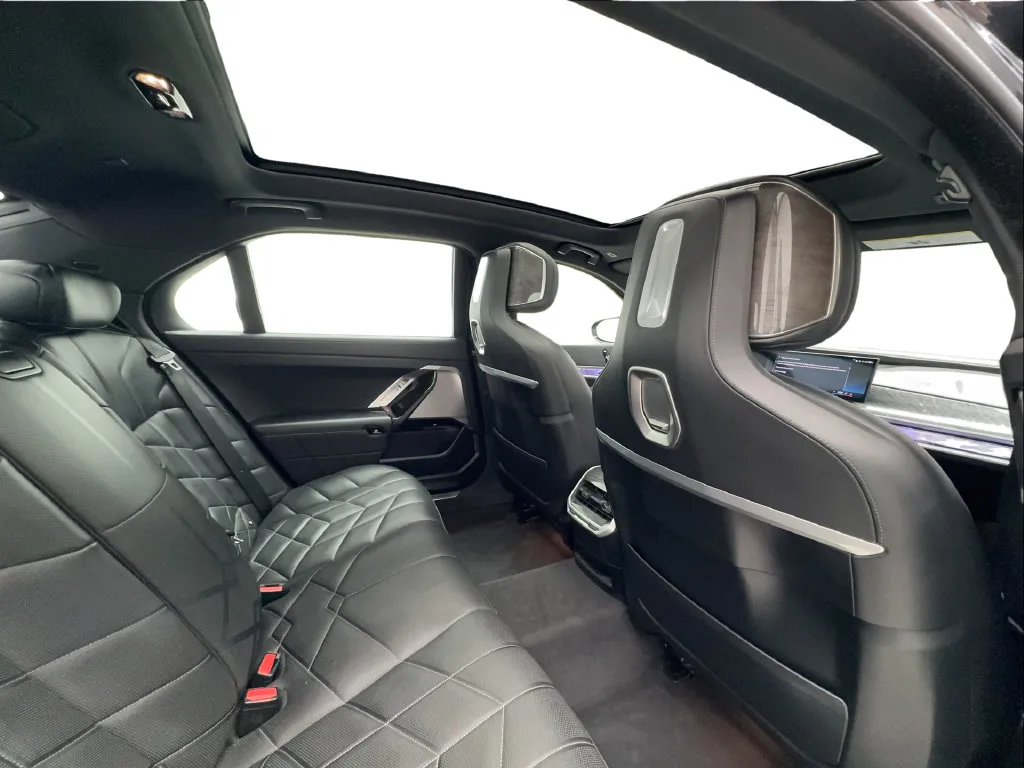 BMW 7 Series photo 29