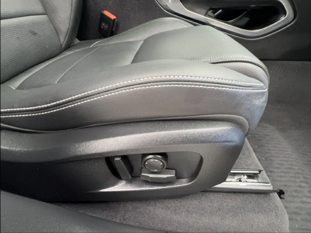 Jaguar F-PACE photo 35