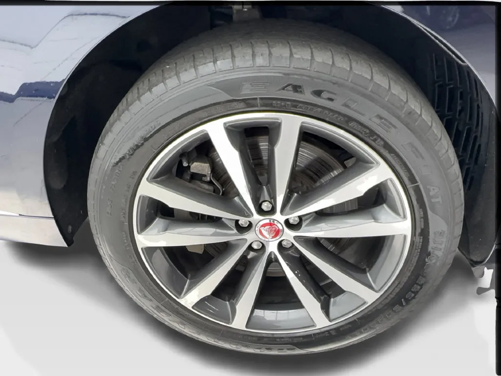 Jaguar F-PACE photo 15