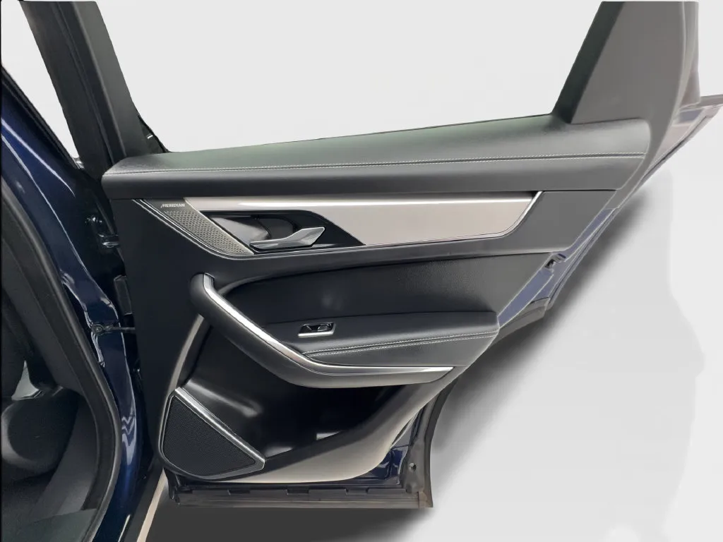 Jaguar F-PACE photo 33