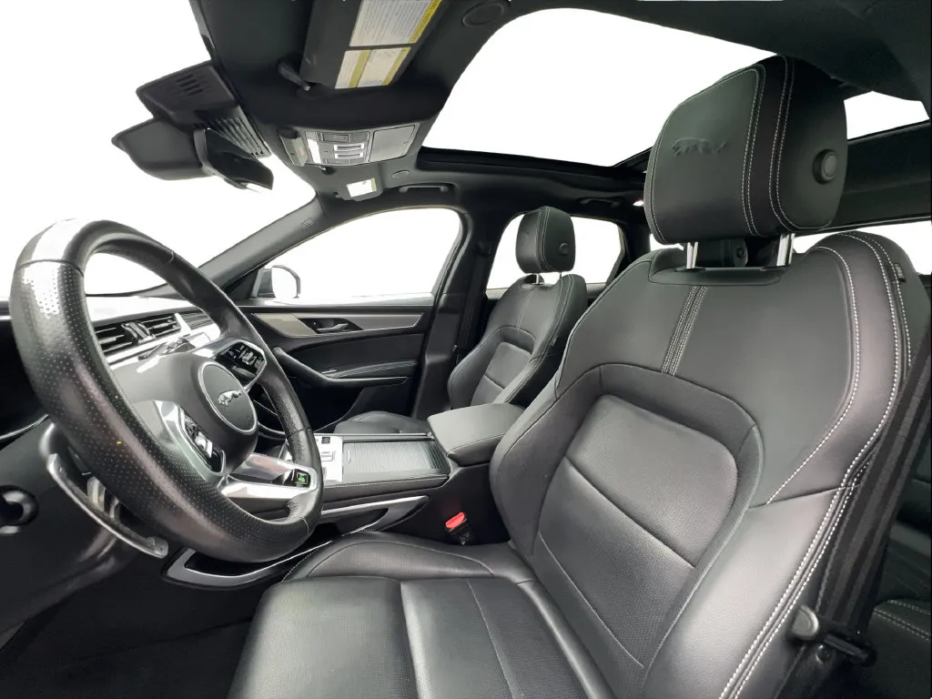 Jaguar F-PACE photo 21