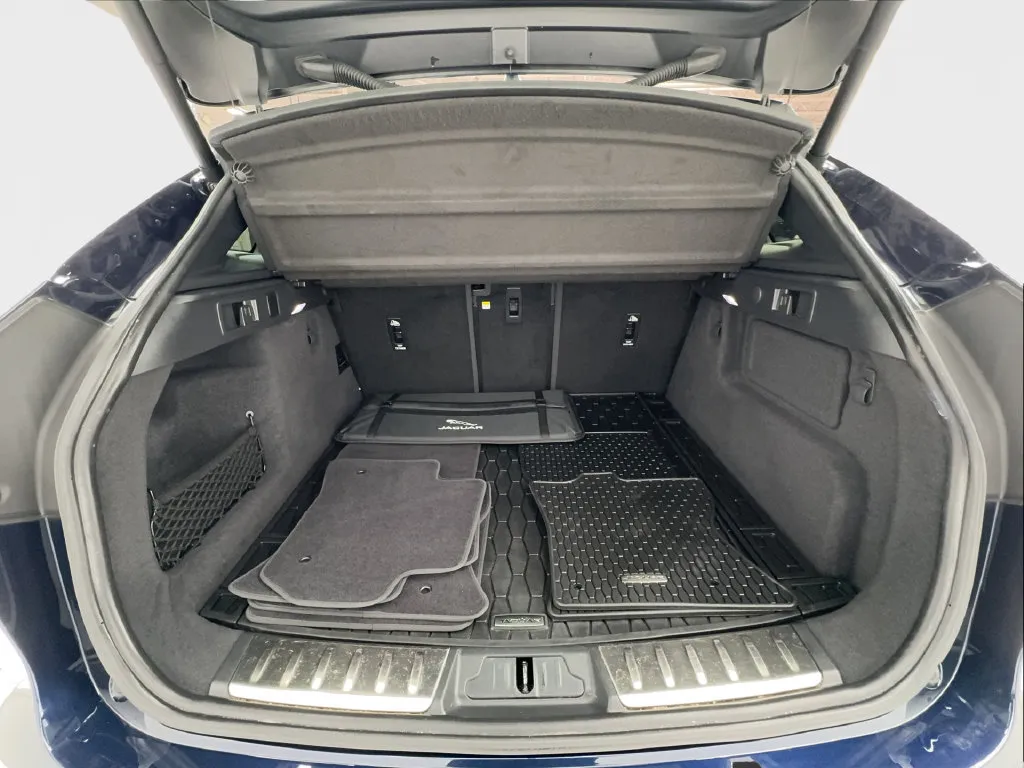 Jaguar F-PACE photo 18