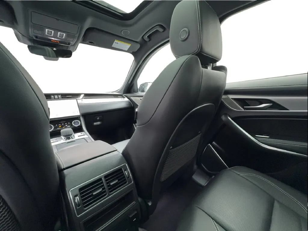 Jaguar F-PACE photo 44