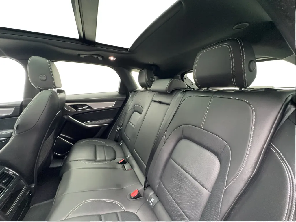 Jaguar F-PACE photo 28