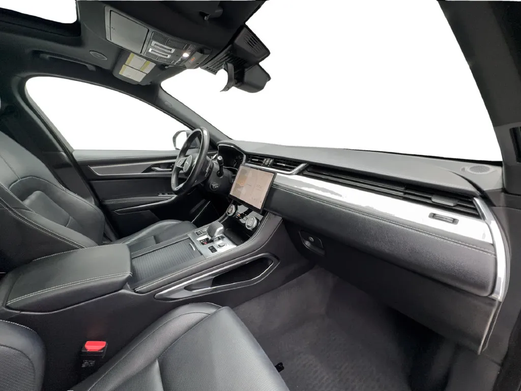Jaguar F-PACE photo 36