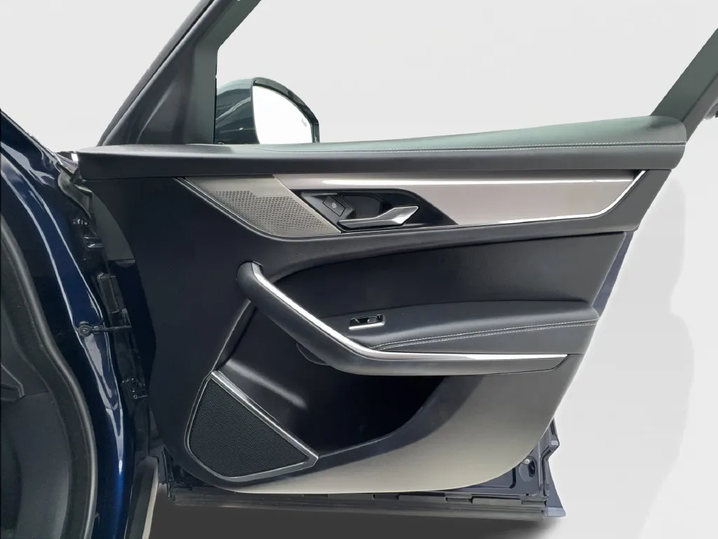 Jaguar F-PACE photo 37