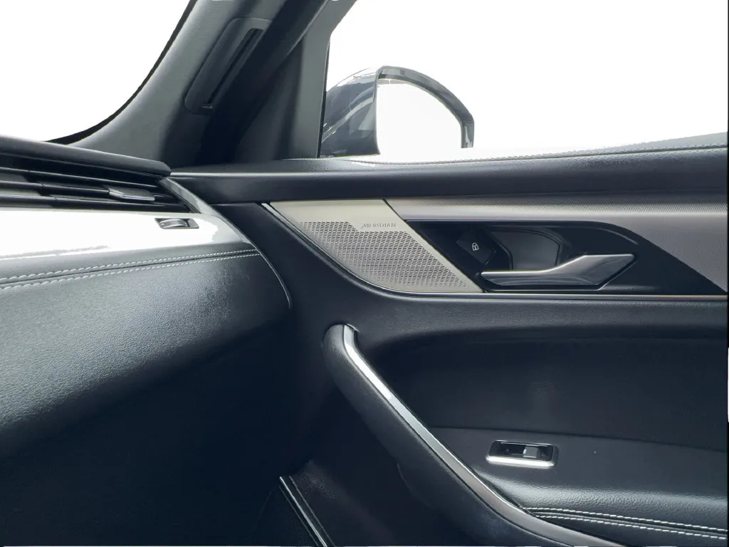 Jaguar F-PACE photo 50