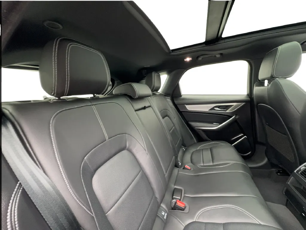 Jaguar F-PACE photo 32