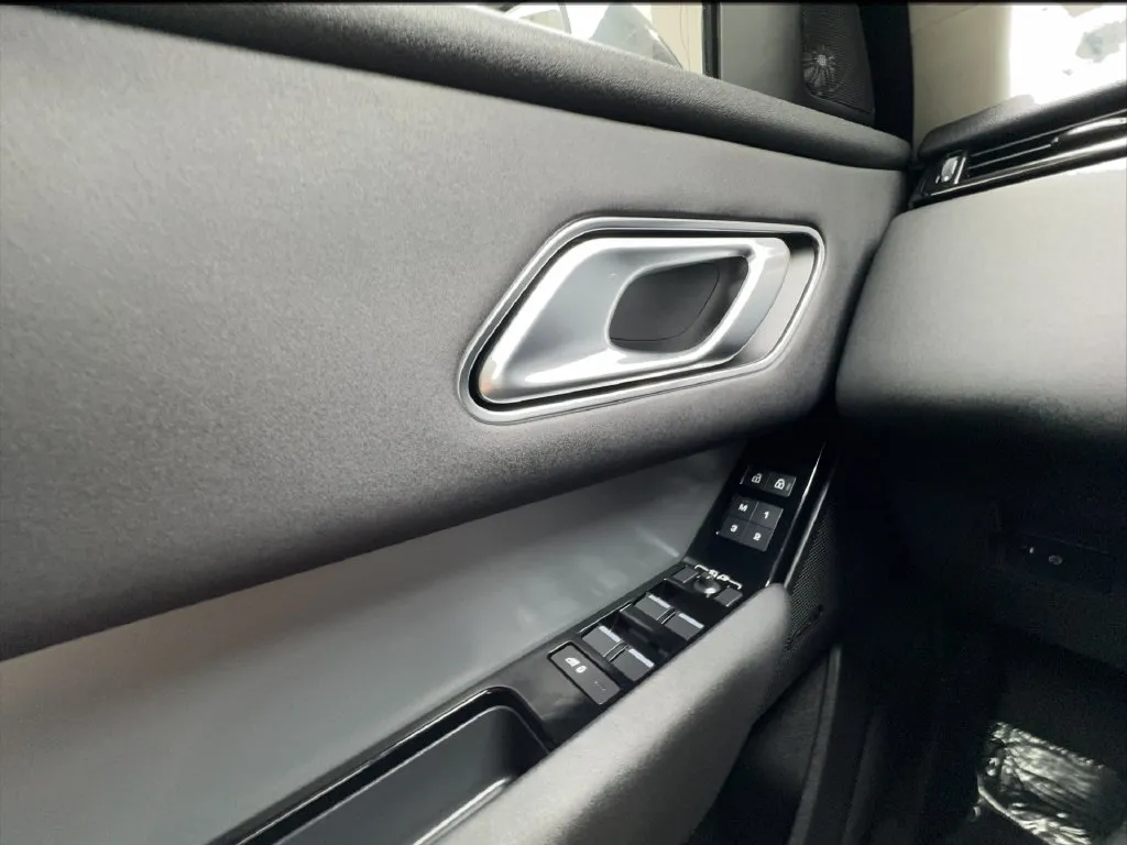 Land Rover Range Rover Velar photo 51
