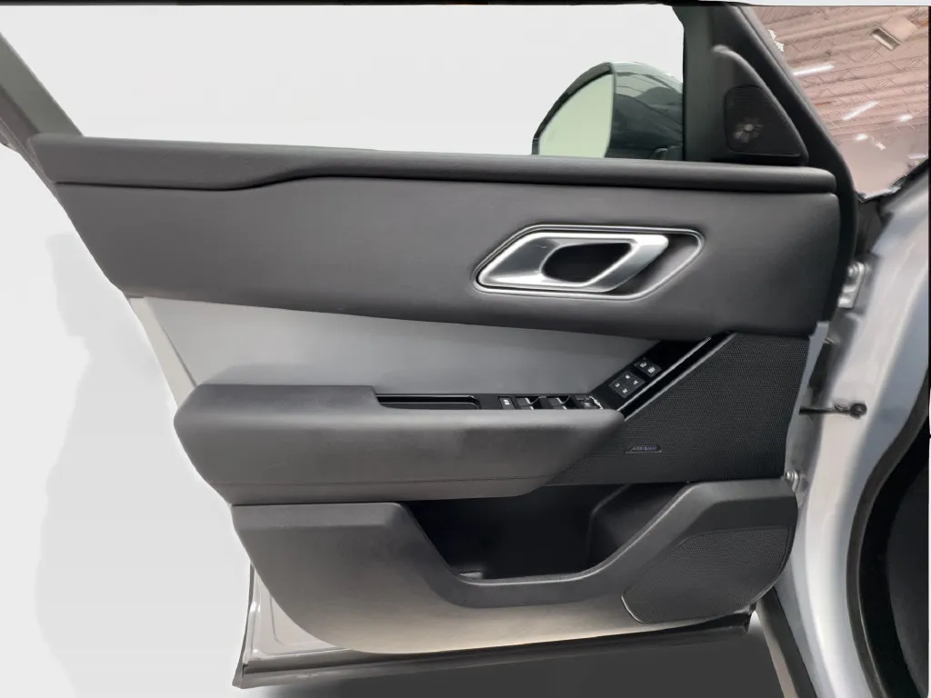 Land Rover Range Rover Velar photo 26