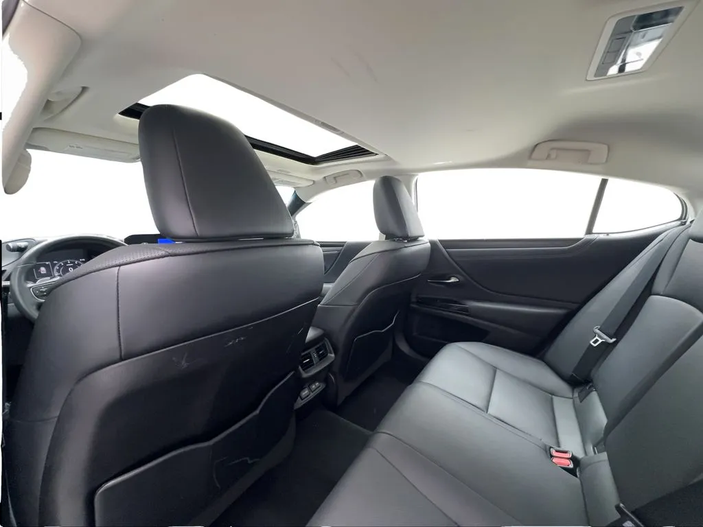 Lexus ES photo 25