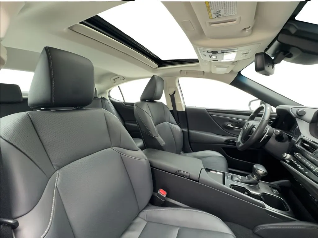 Lexus ES photo 31