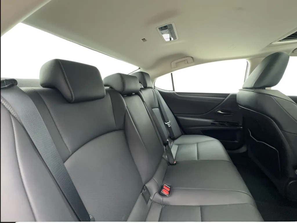 Lexus ES photo 28