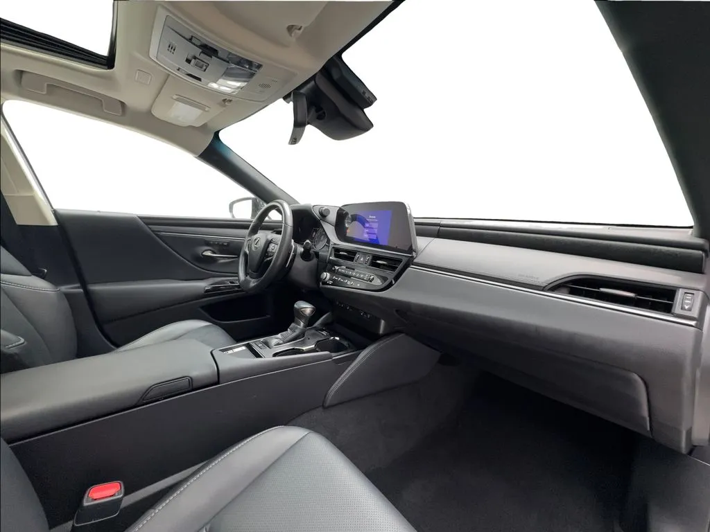 Lexus ES photo 32