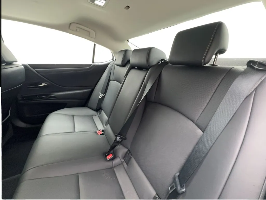 Lexus ES photo 26