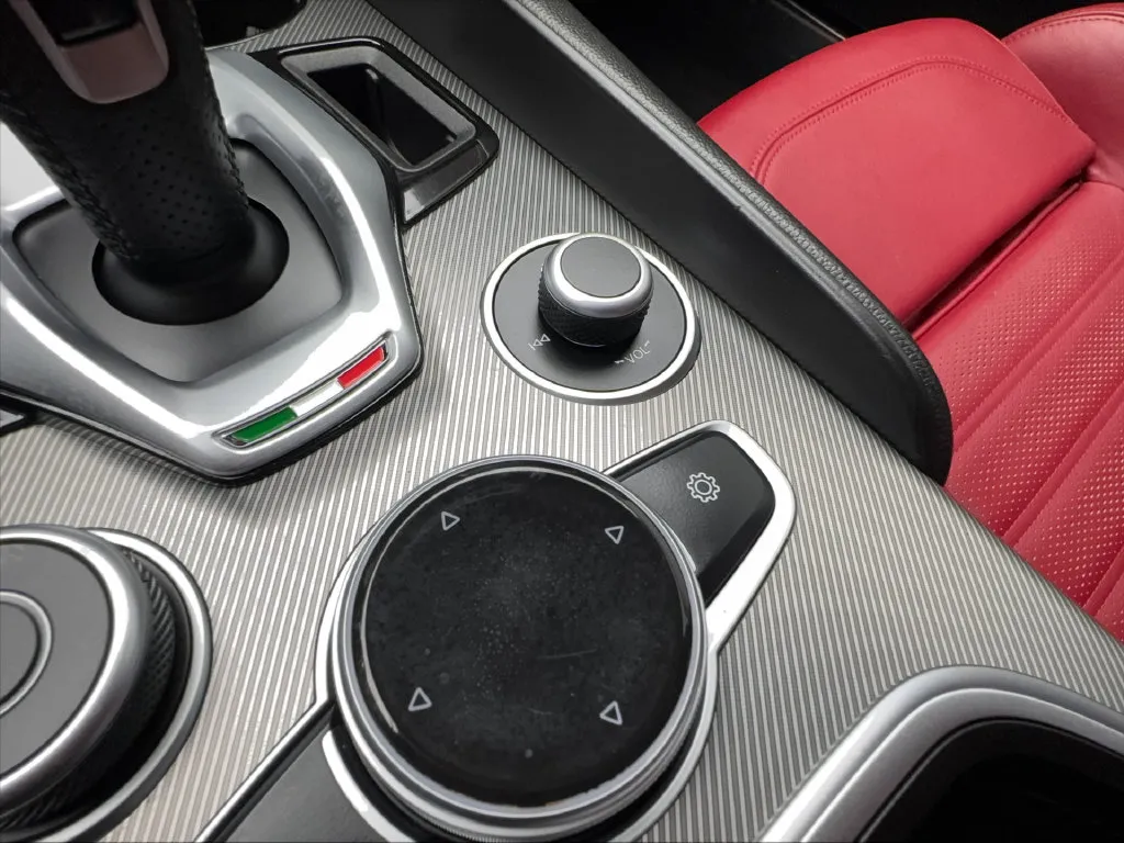 Alfa Romeo Giulia photo 53