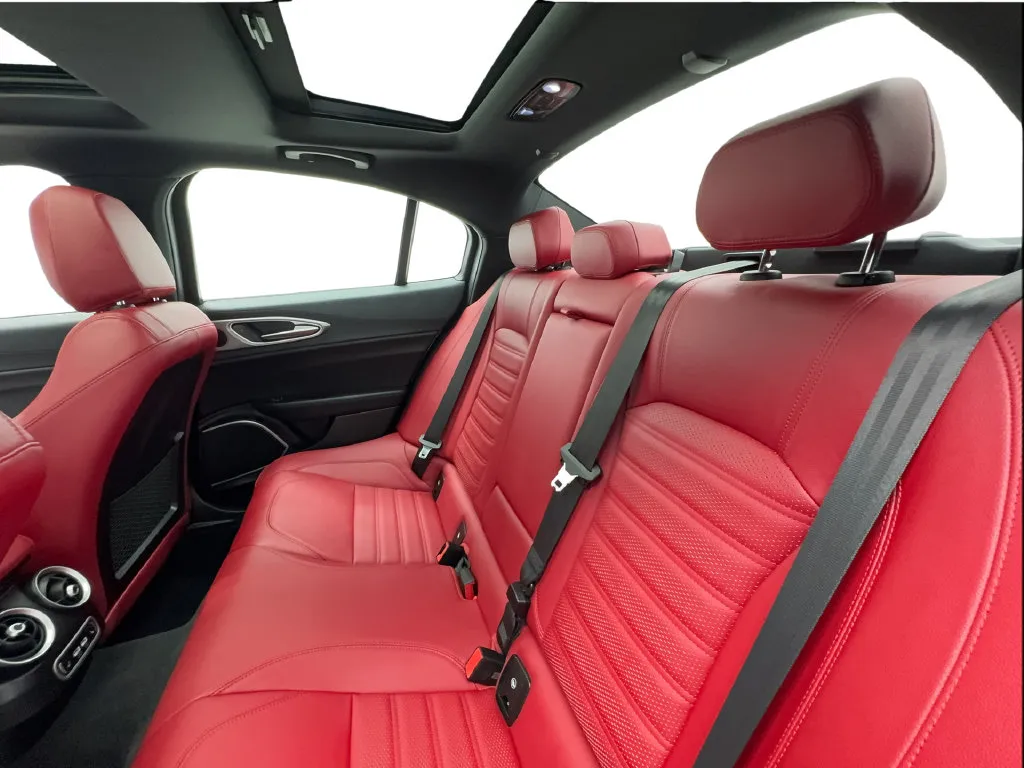Alfa Romeo Giulia photo 27