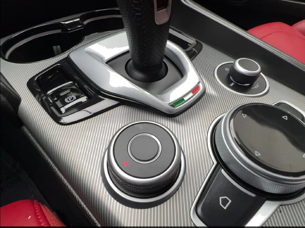 Alfa Romeo Giulia photo 52