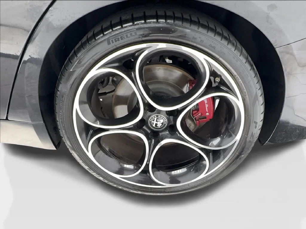 Alfa Romeo Giulia photo 12