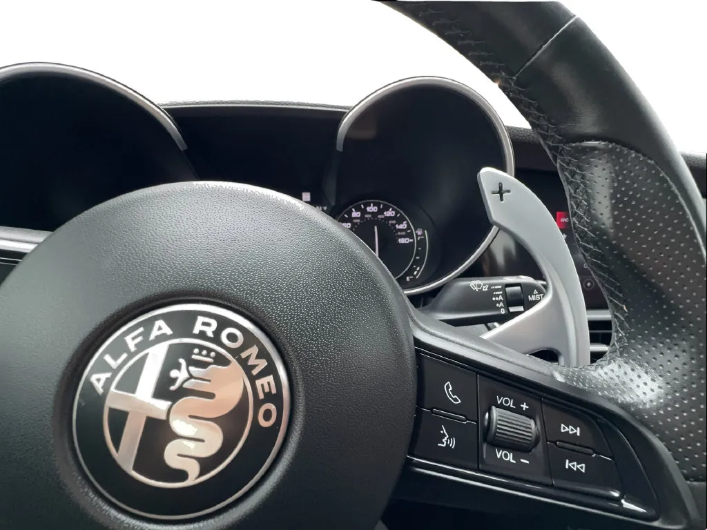 Alfa Romeo Giulia photo 45