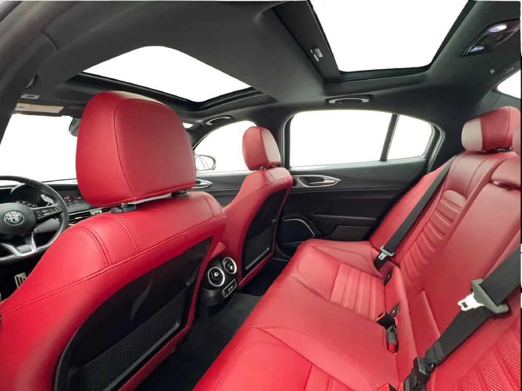 Alfa Romeo Giulia photo 26