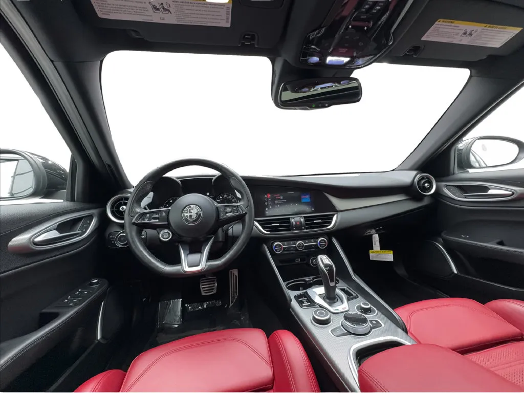 Alfa Romeo Giulia photo 37