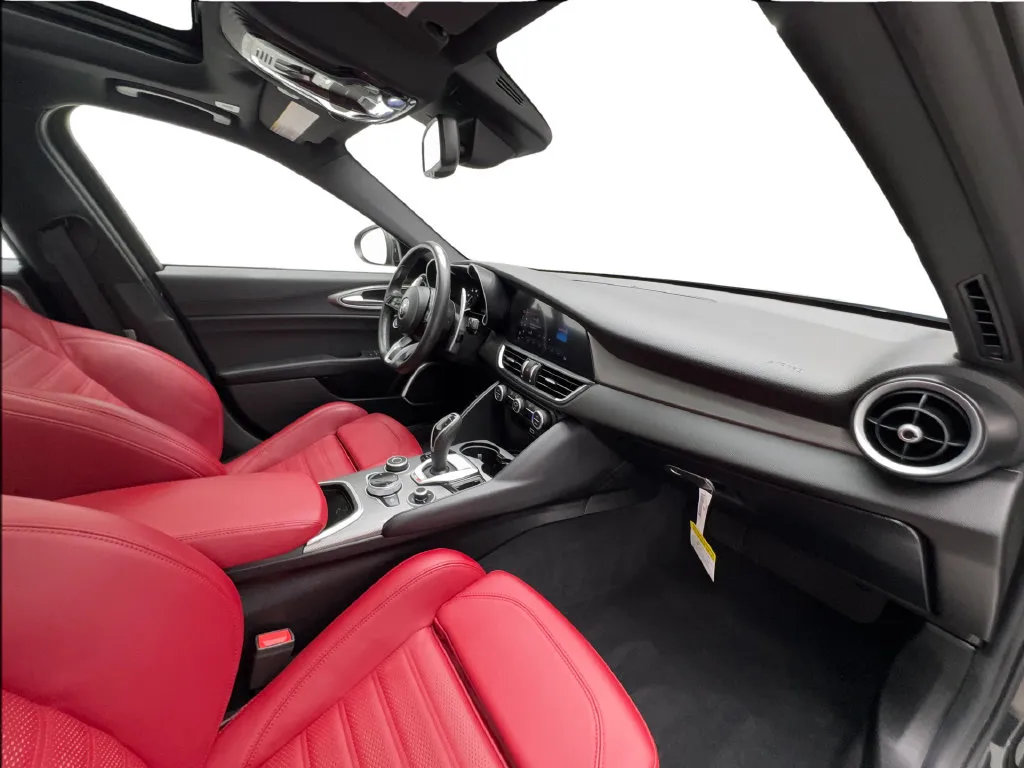Alfa Romeo Giulia photo 35