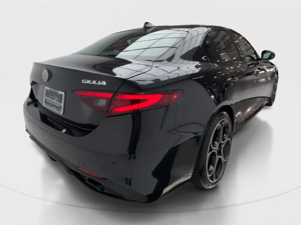 Alfa Romeo Giulia photo 8