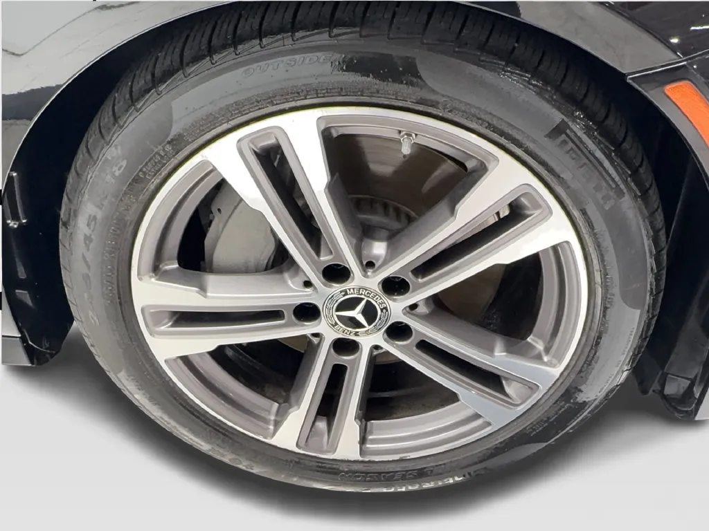 Mercedes-Benz E-Class photo 16