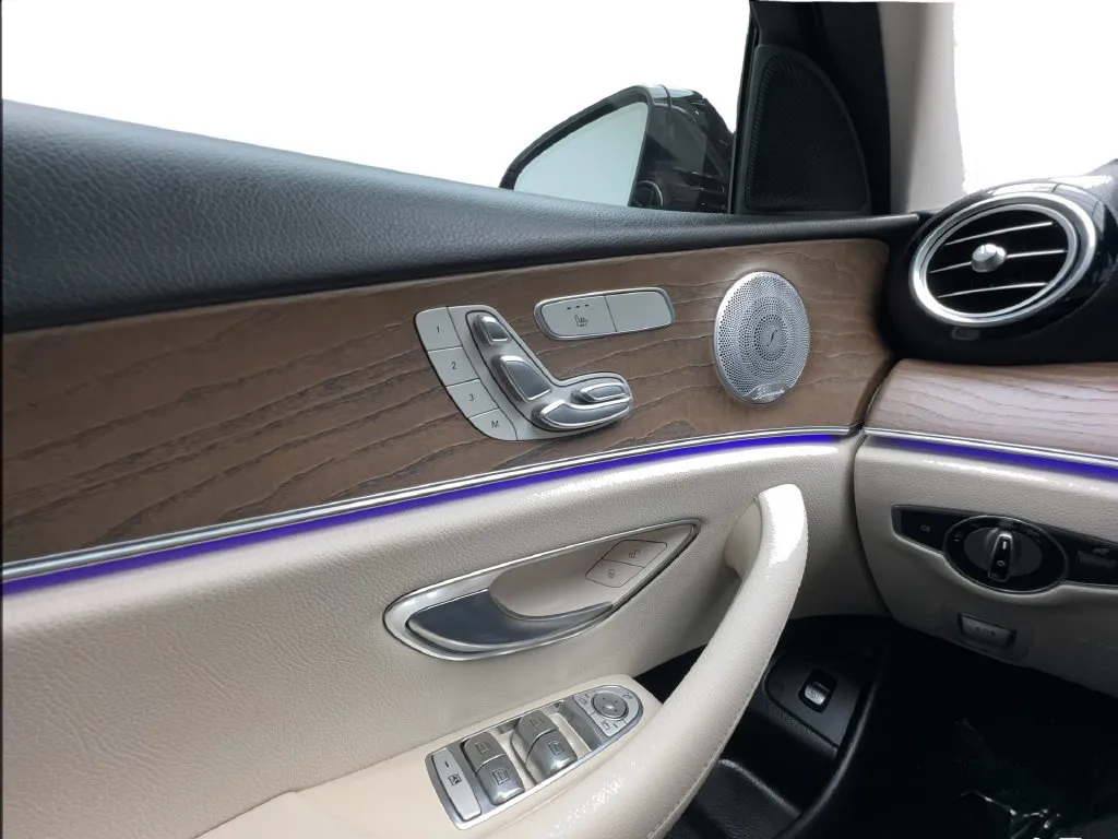 Mercedes-Benz E-Class photo 49