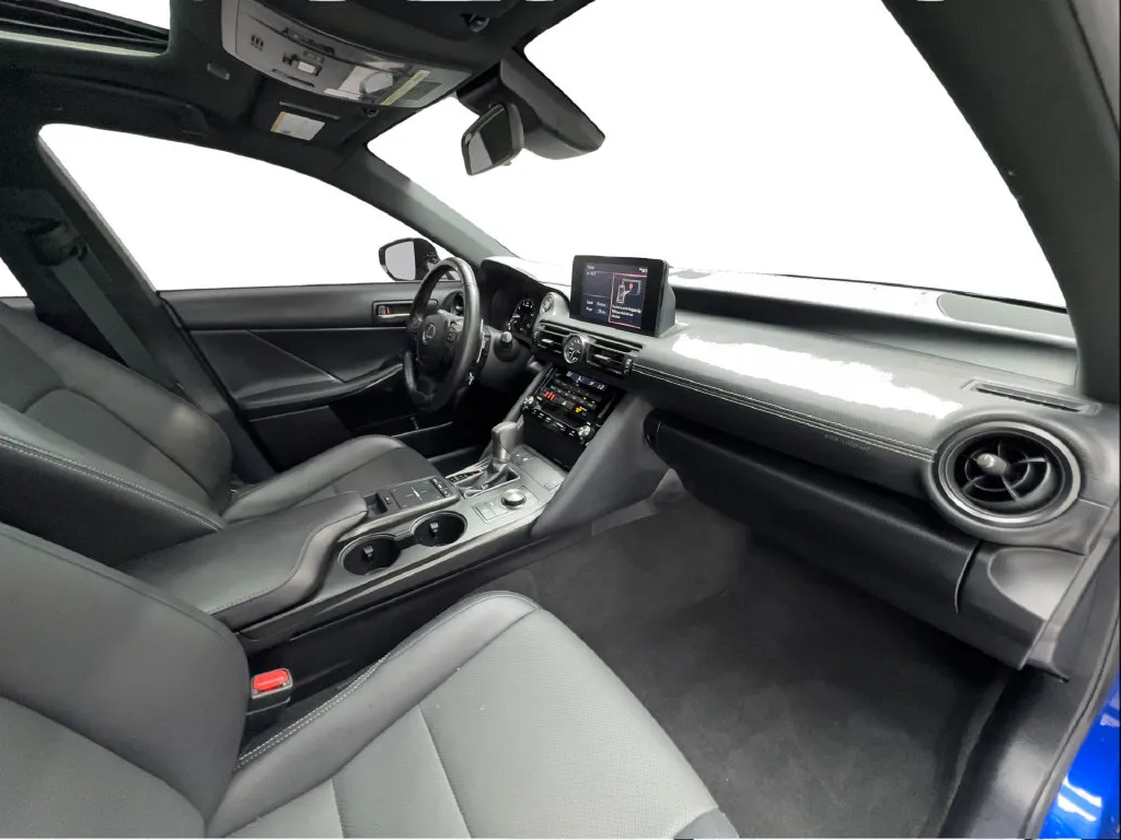 Lexus IS photo 36