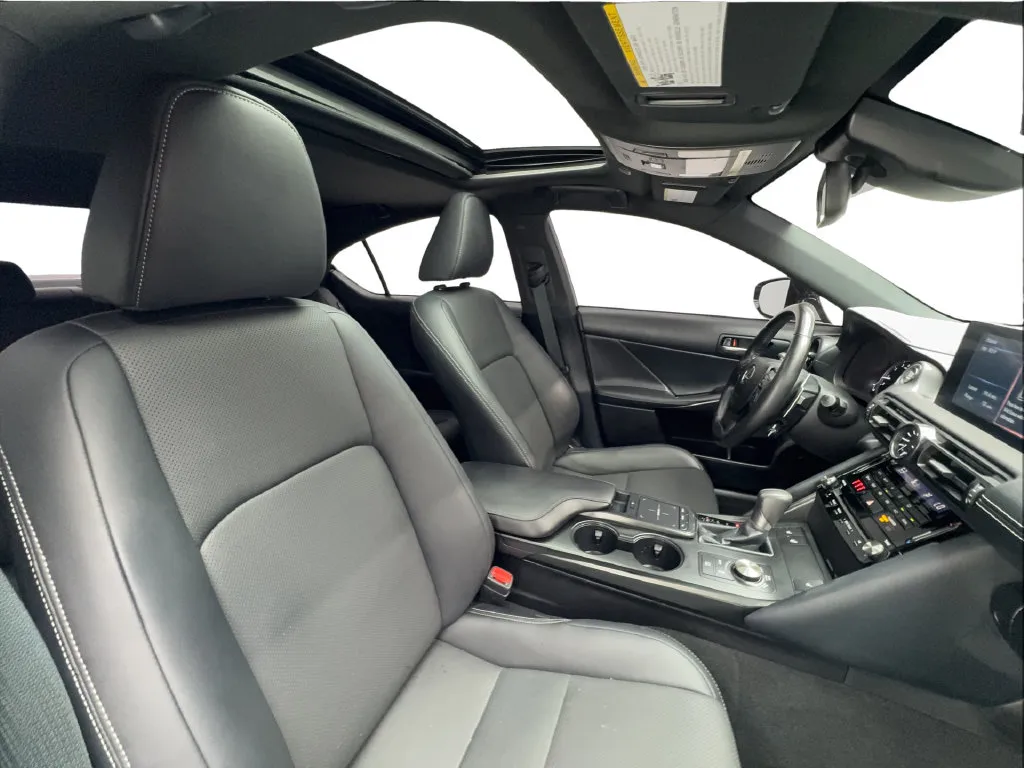Lexus IS photo 34