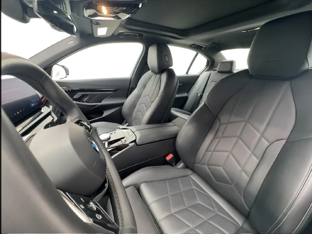 BMW 5 Series photo 21