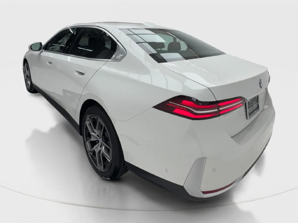 BMW 5 Series photo 10