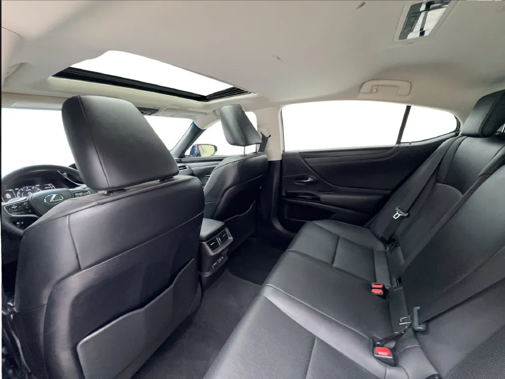 Lexus ES photo 27