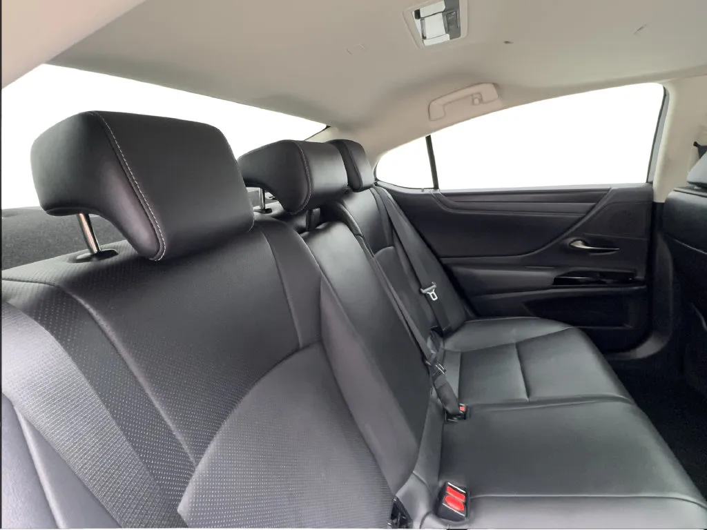 Lexus ES photo 32