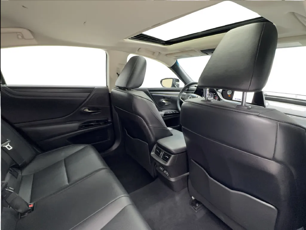 Lexus ES photo 30